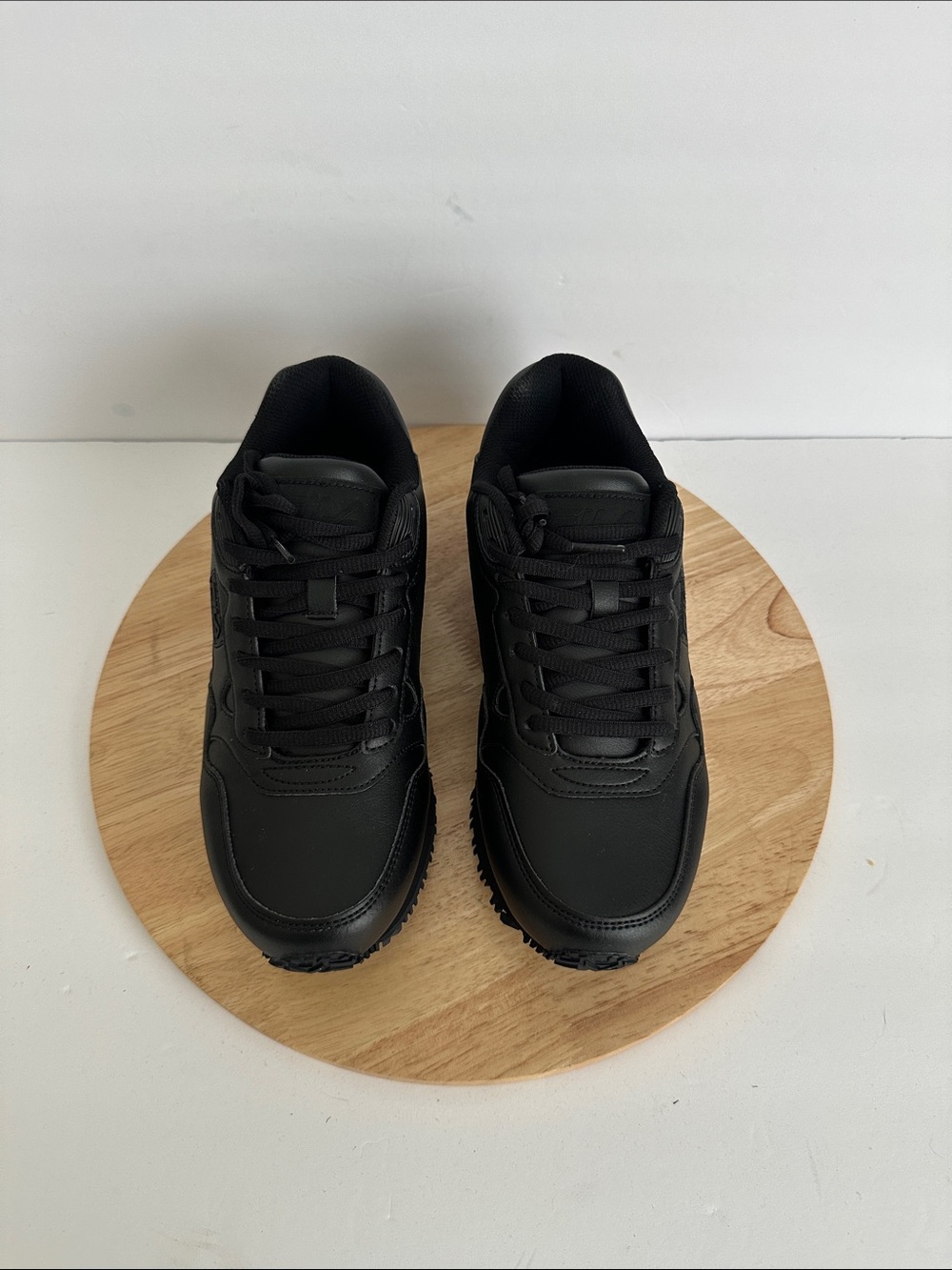 FILA Envie Slip-Resistant Mens Walking Shoes